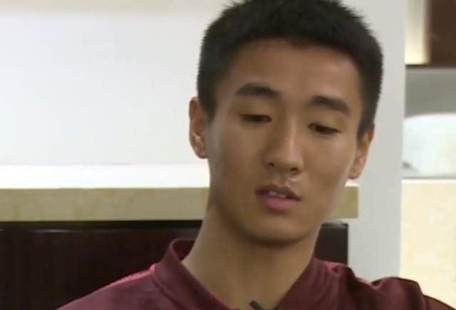 欢笑和蔼可亲的言谈举止很容易获得对方的信任，使他可以轻而易举的渗透进入任何组织以便开展调查工作